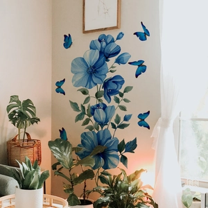 Vinilos decorativos de flores y mariposas azules en una pared blanca de un salón moderno