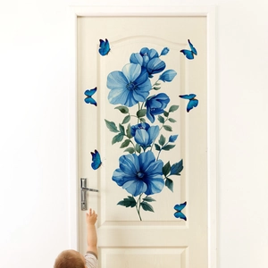 Detalle macro de vinilos decorativos de flores azules y mariposas en puerta de madera blanca