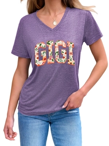 Détail du t-shirt violet col en V avec imprimé floral Gigi et texture du tissu