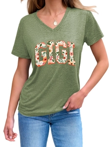 Détail de l'imprimé floral GIGI sur un t-shirt vert à col en V pour femmes à manches courtes