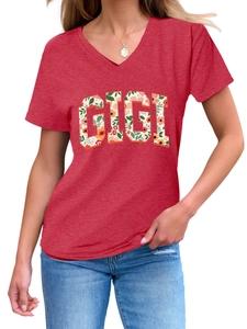 Détail du t-shirt rouge à col en V avec lettres GIGI à motifs floraux sur le devant