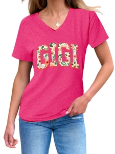 Gros plan du col en V et de l'imprimé floral GIGI sur ce t-shirt rose pour femmes