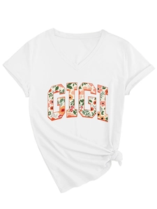 Détail du t-shirt blanc col en V avec imprimé floral GIGI et finition nœud latéral