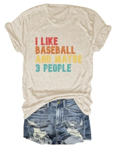 Gros plan de l'imprimé I Like Baseball sur un t-shirt décontracté col rond avoine