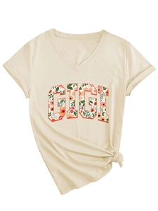 Détail du t-shirt beige col en V avec imprimé floral GIGI et nœud latéral tendance