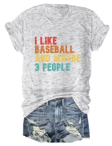 Détail d'un t-shirt gris à message baseball avec short en jean usé sur fond blanc