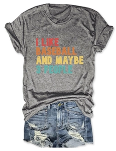Mise à plat du t-shirt gris I Like Baseball avec un short en jean bleu délavé