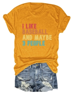 T-shirt jaune 'I LIKE BASEBALL' et short en jean vieilli posés à plat sur fond blanc