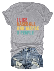 Détail du t-shirt graphique I Like Baseball avec un short en jean délavé