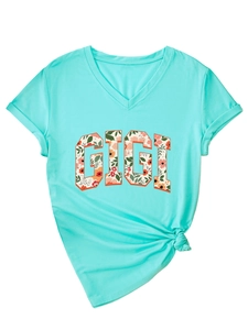 Détail du t-shirt sarcelle à col en V avec imprimé fleuri GIGI et ourlet noué stylé