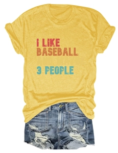 Détail du t-shirt jaune I LIKE BASEBALL associé à un short en jean bleu délavé et usé