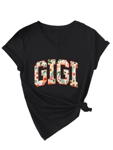 Détail du t-shirt col V avec imprimé floral GIGI et finition nouée sur le devant