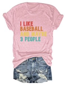 Détail d'un t-shirt rose avec l'inscription I LIKE BASEBALL AND MAYBE 3 PEOPLE style rétro