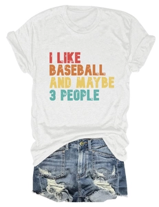 Gros plan de l'imprimé rétro I LIKE BASEBALL sur un t-shirt blanc en coton à col rond