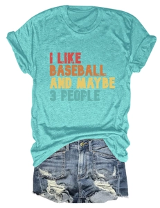 T-shirt vert menthe 'I LIKE BASEBALL' et short en jean vieilli posés à plat