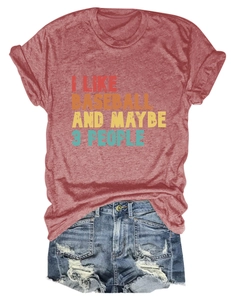 Détail de l'imprimé vintage sur t-shirt rouge brique et short en jean assorti