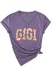 Détail du t-shirt col V violet chiné avec imprimé floral GIGI et nœud à l'ourlet