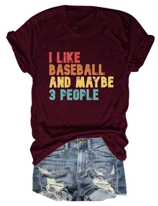 T-shirt en coton bordeaux avec imprimé et short en jean déchiré sur fond blanc uni
