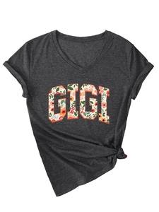 Détail de t-shirt gris anthracite col V avec imprimé floral GIGI et nœud latéral