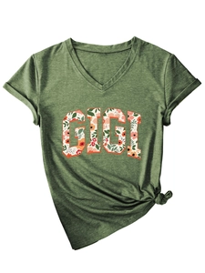 Détail d'un t-shirt col V vert olive avec imprimé floral GIGI et ourlet noué stylé