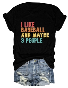 T-shirt noir avec imprimé I Like Baseball et short en jean vieilli posé à plat