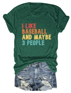 Détail d'un t-shirt vert foncé avec imprimé baseball et short en jean bleu délavé