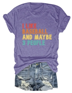T-shirt violet en coton imprimé baseball avec short en jean déchiré posé à plat sur fond blanc