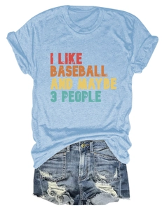 T-shirt bleu clair avec imprimé I Like Baseball et short en jean vieilli posé à plat