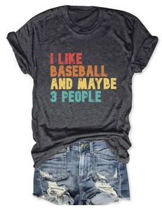 Mise à plat d'un t-shirt gris I Like Baseball avec un short en jean usé