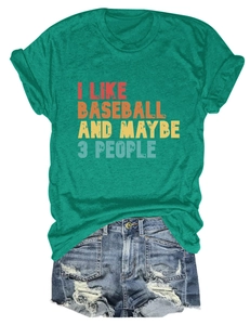 T-shirt vert I Like Baseball à plat avec un short en jean déchiré assorti