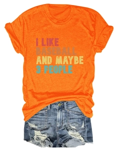 Détail de l'imprimé vintage I LIKE BASEBALL sur t-shirt orange et short en jean