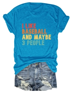 T-shirt bleu I LIKE BASEBALL à plat associé à un short en jean déchiré pour l'été