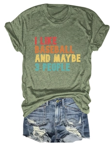 Détail d'un t-shirt vert olive avec imprimé et d'un short en jean effiloché