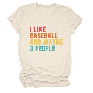 Gros plan du t-shirt en coton écru avec texte imprimé rétro style I LIKE BASEBALL