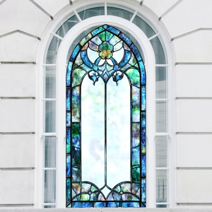 Détail du film décoratif gothique pour fenêtre avec motifs en vitrail bleu et violet