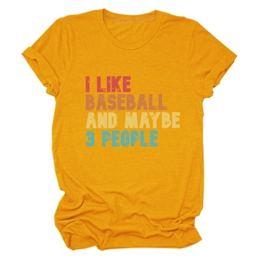 Détail du t-shirt en coton jaune avec imprimé rétro I LIKE BASEBALL et manches retroussées