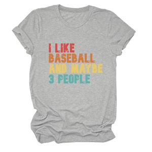 Détail d'un t-shirt gris avec inscription rétro I Like Baseball et motifs colorés