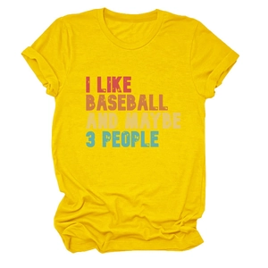Détail d'un t-shirt en coton jaune avec imprimé graphique vintage I Like Baseball