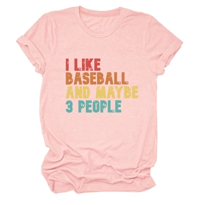 Gros plan d'un t-shirt en coton rose avec imprimé de lettres vintage I Like Baseball