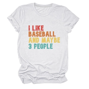 Détail d'un t-shirt en coton blanc avec impression de texte rétro I Like Baseball