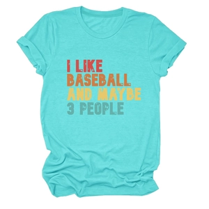 Détail d'un t-shirt en coton bleu Tiffany avec texte rétro I Like Baseball vintage
