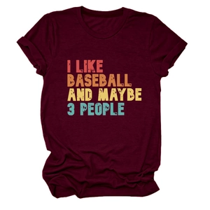 Détail des coutures sur un t-shirt bordeaux à col rond avec texte baseball rétro