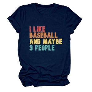 Détail du t-shirt bleu marine avec slogan vintage coloré I LIKE BASEBALL imprimé