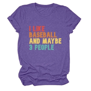 Détail d'un t-shirt violet en coton avec texte rétro multicolore I LIKE BASEBALL imprimé