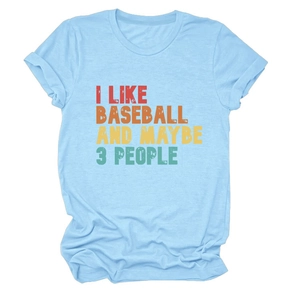 Vue détaillée du coton et de l'imprimé coloré I LIKE BASEBALL sur le t-shirt bleu clair
