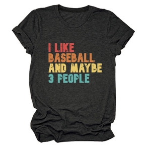 Détail d'un t-shirt gris à col rond avec imprimé vintage I Like Baseball et manches revers