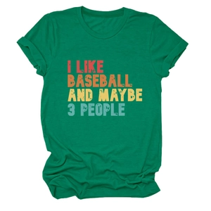 Détail d'un t-shirt en coton vert avec imprimé rétro I Like Baseball et col rond
