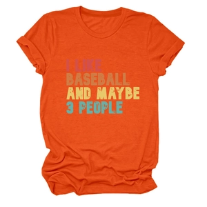 Gros plan sur l'imprimé I LIKE BASEBALL sur le t-shirt en coton orange pour femme