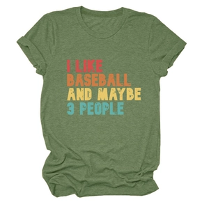 Détail du t-shirt vert armée à col rond avec imprimé vintage I Like Baseball