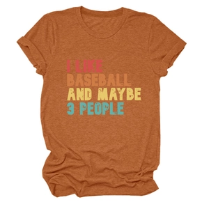 Détail du t-shirt orange brûlé avec slogan I Like Baseball et texture au style vintage